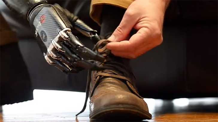 Gambar dari https://inhabitat.com/upgraded-bebionic3-prosthetic-hand-can-tie-shoelaces-peel-vegetables-and-even-touch-type/