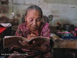 (dokumentasi pribadi) Meski usianya lebih 90 tahun, matanya masih tajam mencatat pemasukan, pengeluaran, serta yang kas bon