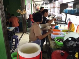 Kesibukan di ruang dapur. Foto | Dokpri