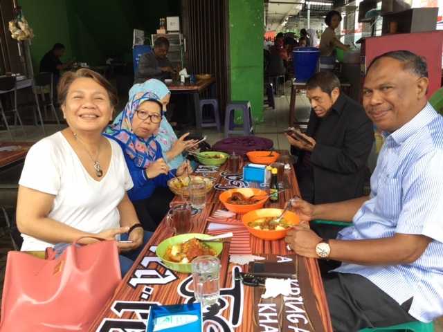 Syeh Salim, Susi (warga Spanyol), istriku Sulistyowati, Ustaz Akmal dan istri tengah makan lontong sayur dan nasi kuning khas Balikpapan. Foto | Dokpri