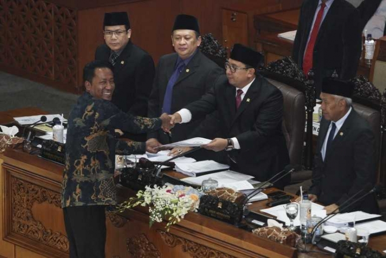 Penyerahan berkas pembahasan revisi UU MD3 | Foto: ANTARA FOTO/Dhemas Reviyanto