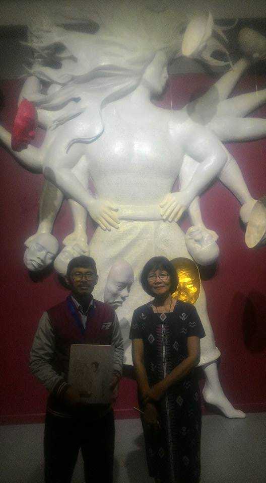 Penulis bersama Pelukis Dyan Anggraini di depan patung Triwikrama (Dokumen Pribadi)