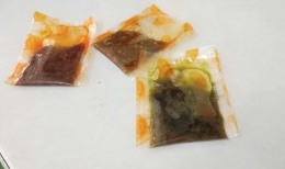 Deskripsi : 3 paket sambal nusantara ala Hokben I Sumber Foto : Andri M