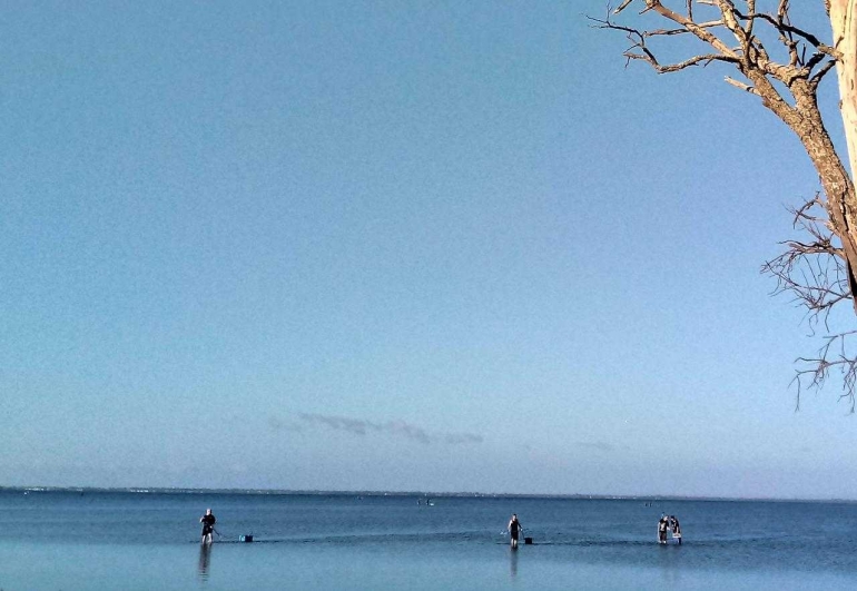 Suasana danau dan para pemburu kepiting di Mandurah, Western Australian (dokpri)