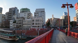 Pedestrian di Asakusa, melihat dan menyusuri Sumida River di sisi jalan utama Asakusa. Dengan railing berwarna merah, merupsksn 'eye catching' wisatawan untuk memaknai berwisata di Asakusa, Sumida River/www.dannychoo.com