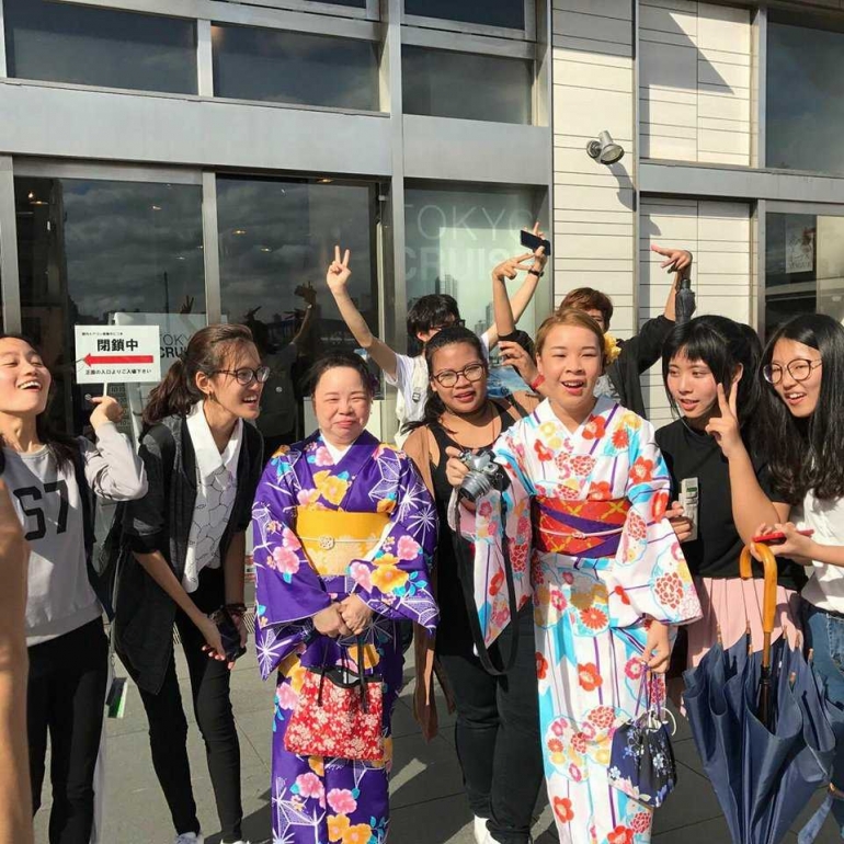 Michelle diantara teman2nya, wisatawan2 Asakusa dan warga Tokyo dengan pakaian Kimono mereka, 'tradisional custome' Jepang. (Dokumen pribadi)