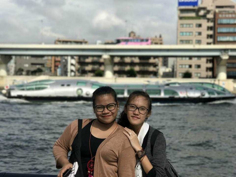 Michelle dan Cyntia, temannya, dengan latar belakang Sumida River dan ibukota Tokyo distrik Asakusa (Dokumen pribadi)