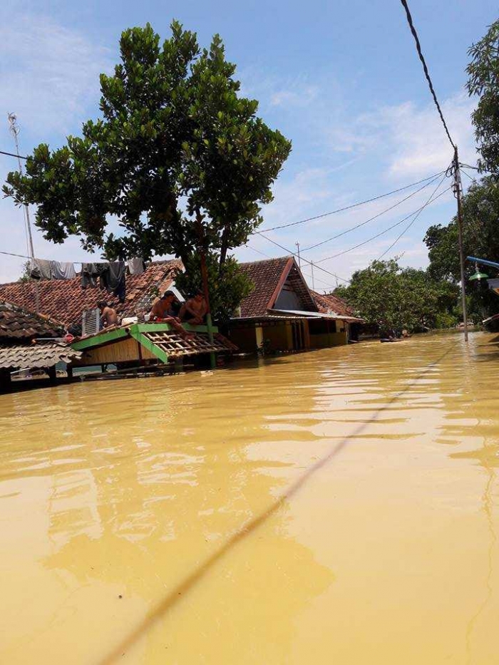 Penyelamatan diri Toing beserta 4 orang lainnya (Sobana, Maman, Muhammad, dan Sopian) sempat terbadikan dalam potret ini. Pada musibah banjir tanggal 23 Februari 2018 di Ciledug Lor Cirebon, relatif banyak warga yang terjebak dan harus menyelamatkan diri dengan cara menaiki atap rumah.