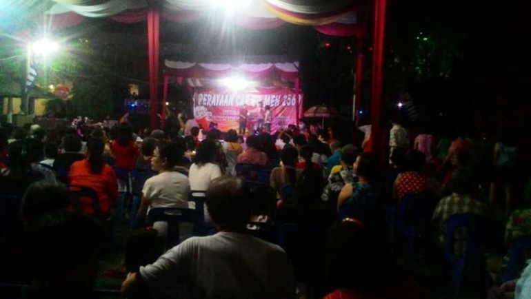 Warga Komplek Cemara Hijau Medan, berkumpul di sekitar taman, merayakan peringatan Cap Go Meh, Sabtu malam (24/2). (Foto/M.Alfarizi)