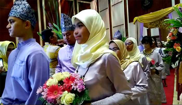 Para pengiring mempelai pengantin adalah kawan-kawan Hijrah dan Dissa dari berbagai negara. (Foto: Gapey Sandy)