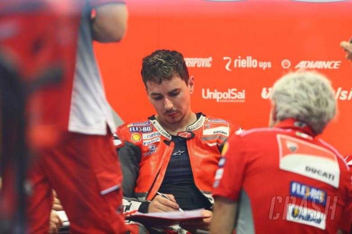 Lorenzo tampak kecewa dengan performa motor GP18 saat tes di Buriram, Thailand, (18/2). Foto: Crash.net