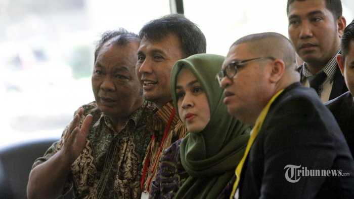 Tersangka Gubernur Sumatera Utara Gatot Pujo Nugroho dan istri mudanya, Evy Susanti tiba di Gedung KPK, Jakarta Selatan, Senin (3/8/2015). Keduanya akan diperiksa dalam kasus dugaan suap terhadap hakim dan panitera Pengadilan Tata Usaha Negara di Kota Medan. TRIBUNNEWS/HERUDIN 