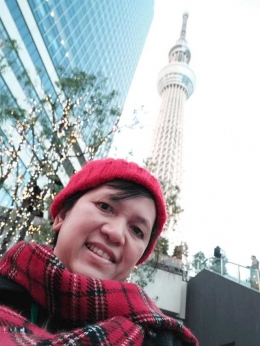 Aku dengan latar belakang Tokyo SkyTree dan gedung Solamachi (Dokumentasi pribadi)