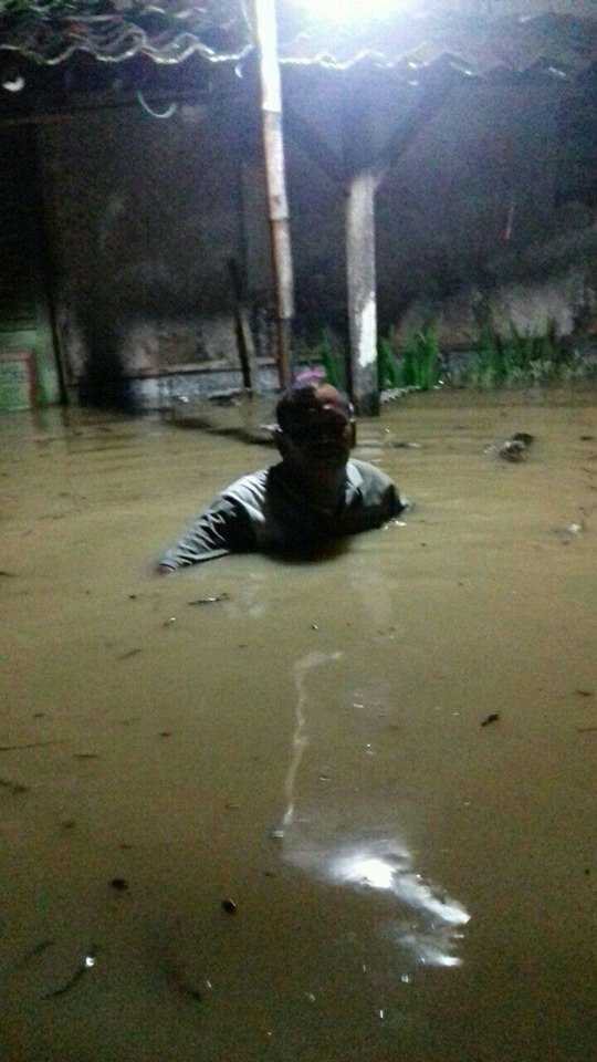 Banjir Ciledug Cirebon, air meluap hingga seatap rumah (Tanggal 23 Februari 2018 dini hari)