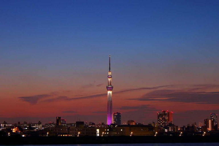 Tokyo SkyTree, menjulang tinggi dengan warna warni cantik, di sisi Sumida River (fi.wikipedia.org)