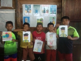 Anak-anak menulis dan mengirimkannya untuk kakak sahabat serasan Desa Kayu Ara Batu. Sumber: Dokumentasi Agung Guru Pengabdi 1