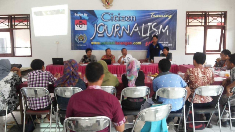 Pelatihan pertama Jurnalis warga di aula kecamatan Larangan, 28 februari 2015