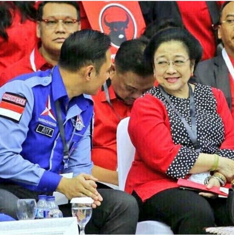 AHY bebincang dengan Ketum PDIP Megawati Soekarnoputri di KPU saat sama-sama mengambil nomor undian partainya dalam Pemilu 2019. Sumber: https://www.publica-news.com