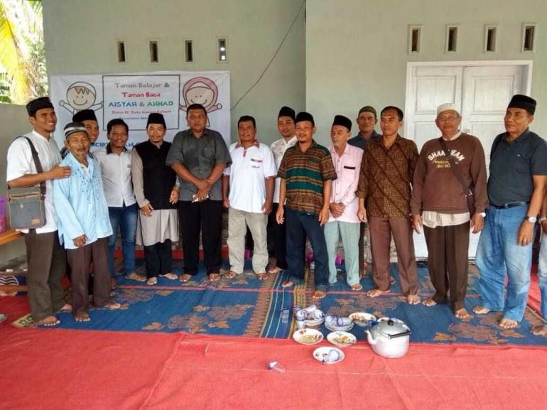 Anggota Jemaah Ahmadiyah berfoto bersama dengan tokoh-tokoh masyarakat Desa Gn. Kelawas dalam suatu acara Peresmian Rumah Missi baru Ahmadiyah (25/2/18). [Dok. M. Nasrun]