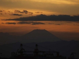 Siluet Gunung Fuji dari atas jembatan di sore hari (Dokumentasi Pribadi)