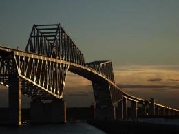 Jembatan dilihat dari bawah (Dokumentasi Pribadi)