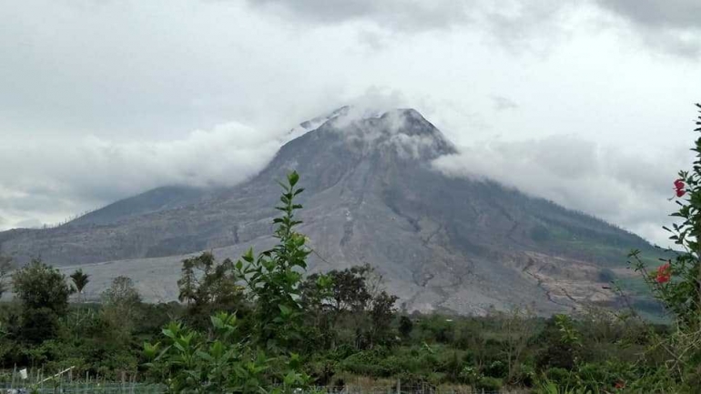 Gunung Sinabung difoto batas zna merah dari Desa Sukandebi Kec. Nama Teran Karo (dok. pribadi 25/2/2018)