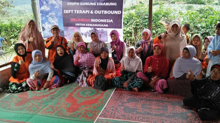 Ibu-ibu peserta Pelatihan SEFT Terapi bagi warga terdampak erupsi Gunung Sinabung bersama relawan dari Relawan Indonesia untuk Kemanusiaan (dok. pribadi 25/2/2018)