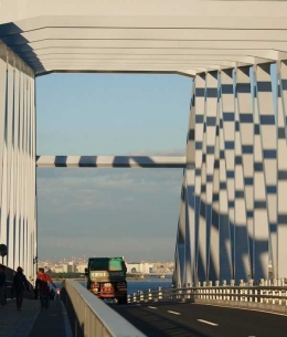 Suasana di atas jembatan dengan pemandangan daratan di seberang, serasa berada di awan (Dokumentasi Pribadi)