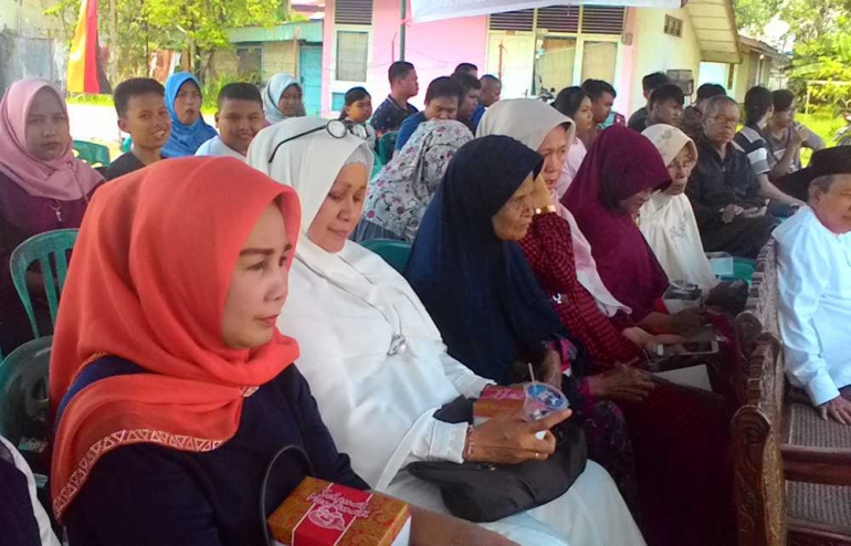 Masyarakat yang hadir dalam acara kunjungan anggota DPR RI H. Asli Chaidir, di Flamboyan Baru, Padang, Sumatra Barat. (DOK. PRIBADI)