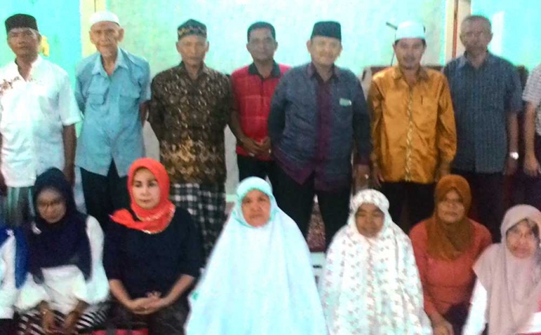 H. AslI Chaidir diabadikan dengan jemaah Salat Zuhur di Musala Muhsinin Flamboyan Baru. (DOK. PRIBADI)