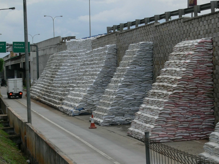 Kenapa Dinding Penahan Tanah di Bandara Soetta Rubuh Kenapa Dinding Penahan Tanah di Bandara Soetta Rubuh