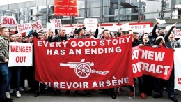 Seruan fans agar Arsenal menyudahi kiprah Wenger di Emirates (Guardian)