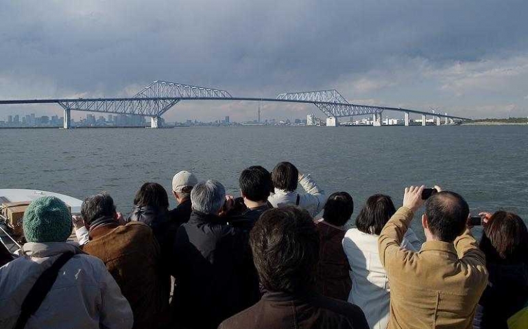 Penampakan Tokyo Gate Bridge jarak dekat dilihat dari atas kapal sewaktu tur (Dokumentasi Pribadi)