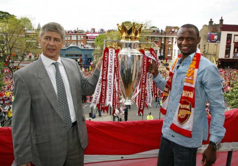 Wenger dan Patrick Vieira bersama trofi Premier League musim 2003-2004 (squawka)