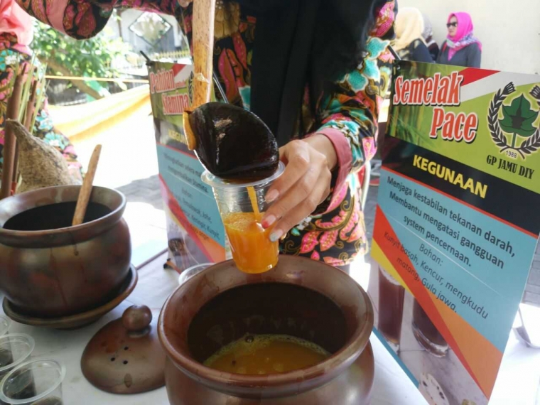 Mbok Jamu sedang memeragakan meracik jamu, dok.pri
