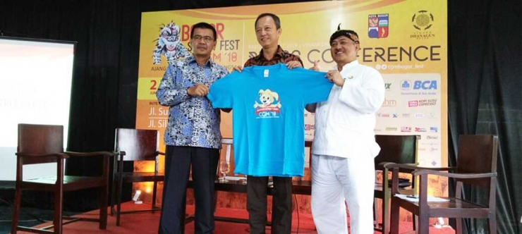 (kiri-kanan) Sekretaris Daerah Kota Bogor Ade Syarif Hidayat, Ketua Panitia CGM 2018 Arifin Himawan, dan Kadis Disparbud Kota Bogor Shahlan Rasyidi. Foto: Aloisius Johnsis