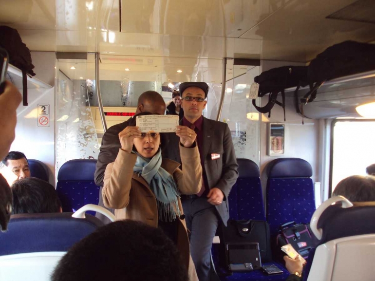 pemandu memperlihatkan tiket KA TGV (Foto Sujadi)