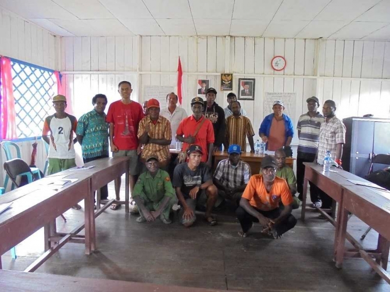 Foto bersama pemerintah kampung, Bamuskam, guru, tokoh adat dan agama dengan Landasan Papua, usai rapat pembentukan Tim Penyusun RPJM Kampung Beriten, 19 September 2017. Dokpri
