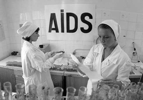 Ilustrasi: Pusat Tes HIV Anonim di Moskow, Rusia, 1/9-1987 (Sumber: rbth.com/Vladimir Velengurin/TASS)
