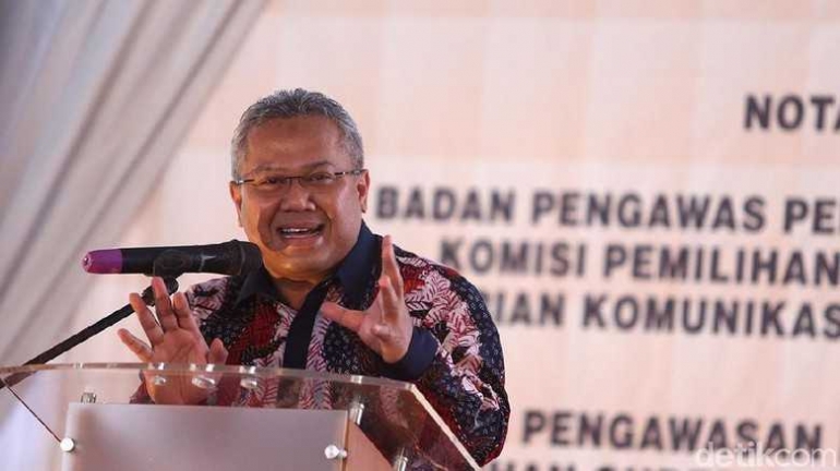 Ketua KPU, Arif Budiman tegas untk memberi sanksi kepada anggota Komisioner KPU Garut yang tersandung kasus suap (foto: detik.com)