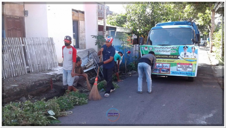 Petugas Kebersihan sedang membersihkan salah satu ruas jalan dan saluran drainase di Kabupaten Bantaeng (01/03/18).