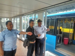 petugas mempersilahkan kepada penumpang (foto dok pribadi)