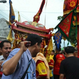 Gotong Toapekong (sumber: www.ditegal.com)