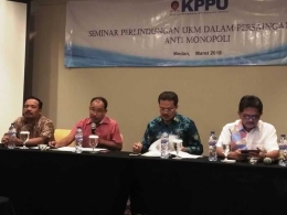 Seminar Perlindungan UKM dalam Persaingan Usaha Anti Monopoli, di Prime Plaza Hotel Kualanamu, Kamis (1/2), menghadirkan Komisioner KPPU, Kamser Lumbanradja, anggota Komisi VI DPR RI, Nasril Bahar, dan pengusaha ekspor keripik singkong, Muhdi. (Foto/Sri Wahyuni Nukman)