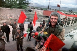 Seteleh berperang selama 9 tahun dan gagal, pasukan Tentara Merah Uni Soviet ditarik dari Afganistan pada 16 Mei 1988. Keterlibatan Amerika Serikat memaksa Uni Soviet harus meninggalkan Afganistan. Sumber: theatlantic.com