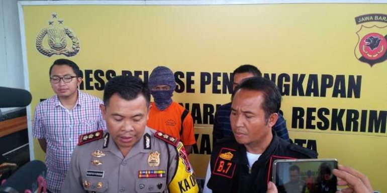 Kepala Polres Sukabumi Kota AKBP Susatyo Purnomo (kiri) saat konferesnsi pers, Sabtu (3/3/2018).