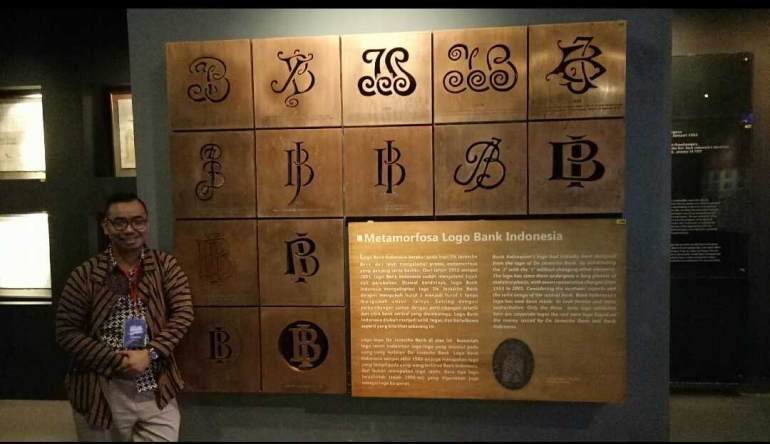 Deskripsi : Daku bersama perubahan logo Bank Indonesia di Museum Bank Indonesia I Sumber Foto : Andri M