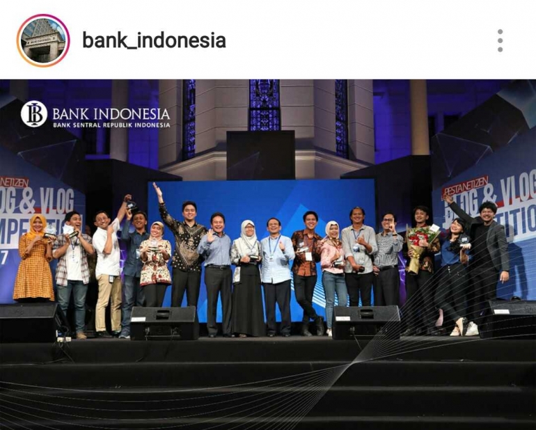 Deskripsi : Para pemenang Blog & Vlog Competition bersama Petinggi Bank Indonesia I Sumber Foto : IG Bank Indonesia