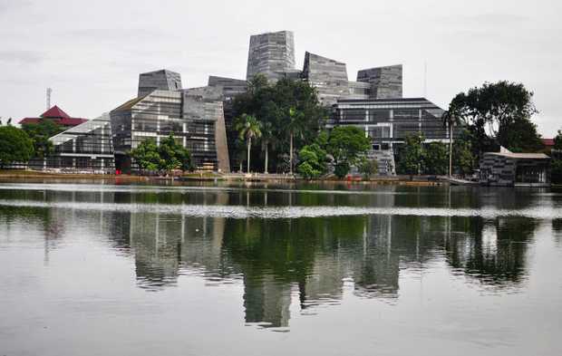 danau Kenangan di depan perpusat UI