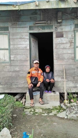 Saya dan Nenek Iting Gaul di pintu rumahnya di Desa Ndeskati (dok pribadi, 25/2/2018)